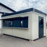 Mittatilaustyönä tehty kontti lipunmyyntipisteeksi. Erikoisvarusteena aurinkopaneelit katolla.