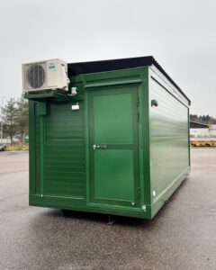 Kioskikonttiin kuljetaan kätevästi sivusta. Lukollinen, vahvarakenteinen ovi tuo turvaa.