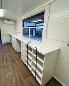 Toimiva ja hyvin varusteltu myyntipiste. Teippaukset kuljetusta varten.