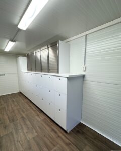 Hyllyt ja kaapisto tuovat tarvittavaa säilytystilaa