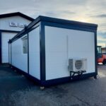 Lämpöeristetty mittatilaustyönä valmistettu kontti sosiaalitilakäyttöön.