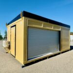 Jäätelökioski jossa myös asiakaspaikkoja sisällä. Erikoisuutena ruloverhoilu.