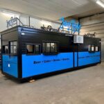 Asiakkaan oman nallin mukaan valmistettu kioskikontti / katukahvila. Paljon tarkkoja yksityiskohtia, kuten useat ikkunat ja valaistut kyltit katolla.