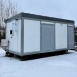 Kylmäkontti kalankäsittelyyn. Sisällä erillinen kylmätila sekä kalankäsittelytila vesipisteillä ja viemäröinnillä.