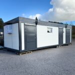 Kontti, jossa on kylmätila sekä kaksi erillistä työskentelytilaa.