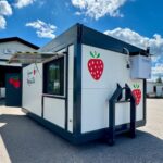 Marjanmyyntiin tarkoitettu kioskikontti, jossa myös kylmiötila.