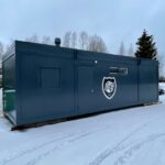 Tilava pukuhuonekontti wc:llä ja suihkutilalla varustettuna urheiluseuran käyttöön.