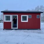 Toimisto punaisella aaltopeltivuorauksella. Ihan kuin punainen tupa.